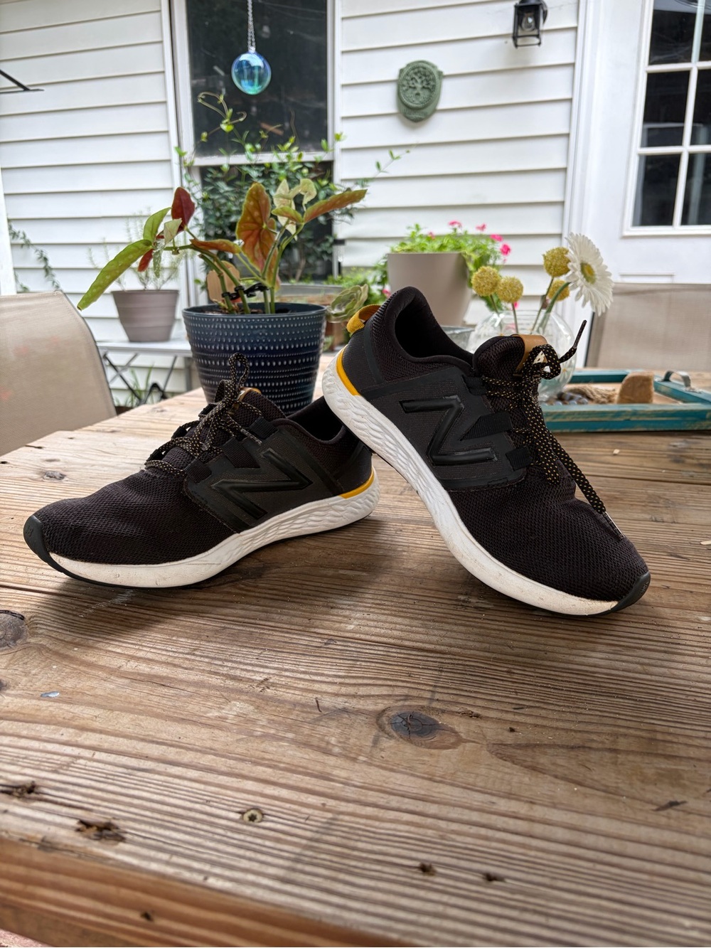 New Balance Fresh Foam Roav Men’s 9 Black Gold Running Athletic Shoes MVRCRNB1